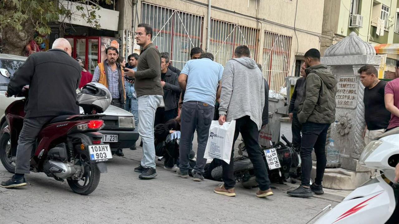 Balıkesir Edremit’te Motosiklet ve Otomobil Çarpıştı, 1 Yaralı