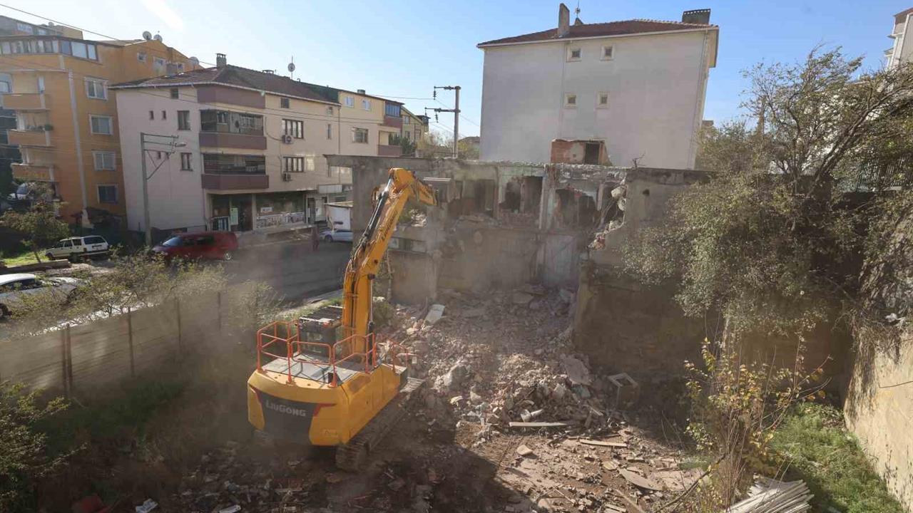 Çayırova Özgürlük Mahallesi'nde Metruk Bina Yıkımı Gerçekleştirildi