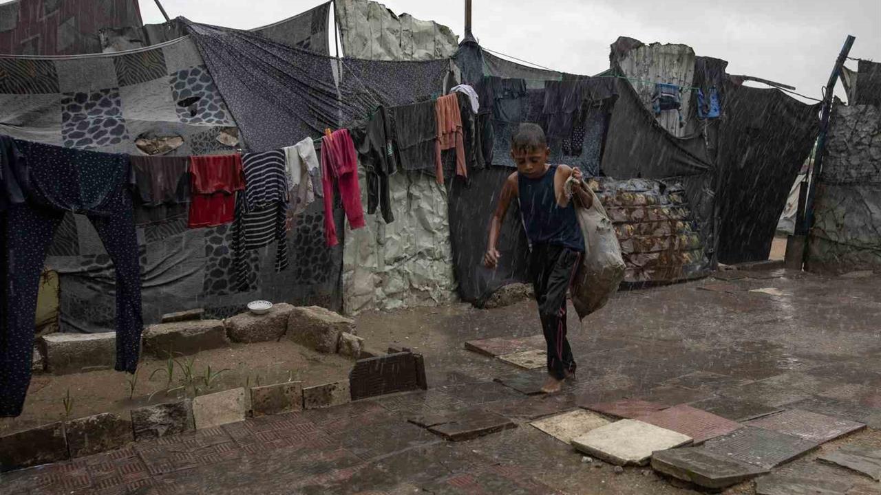 Gazze Şeridi'nde Yaşanan Şiddetli Yağışlar Sonucu Çadırlar Su Altında Kaldı