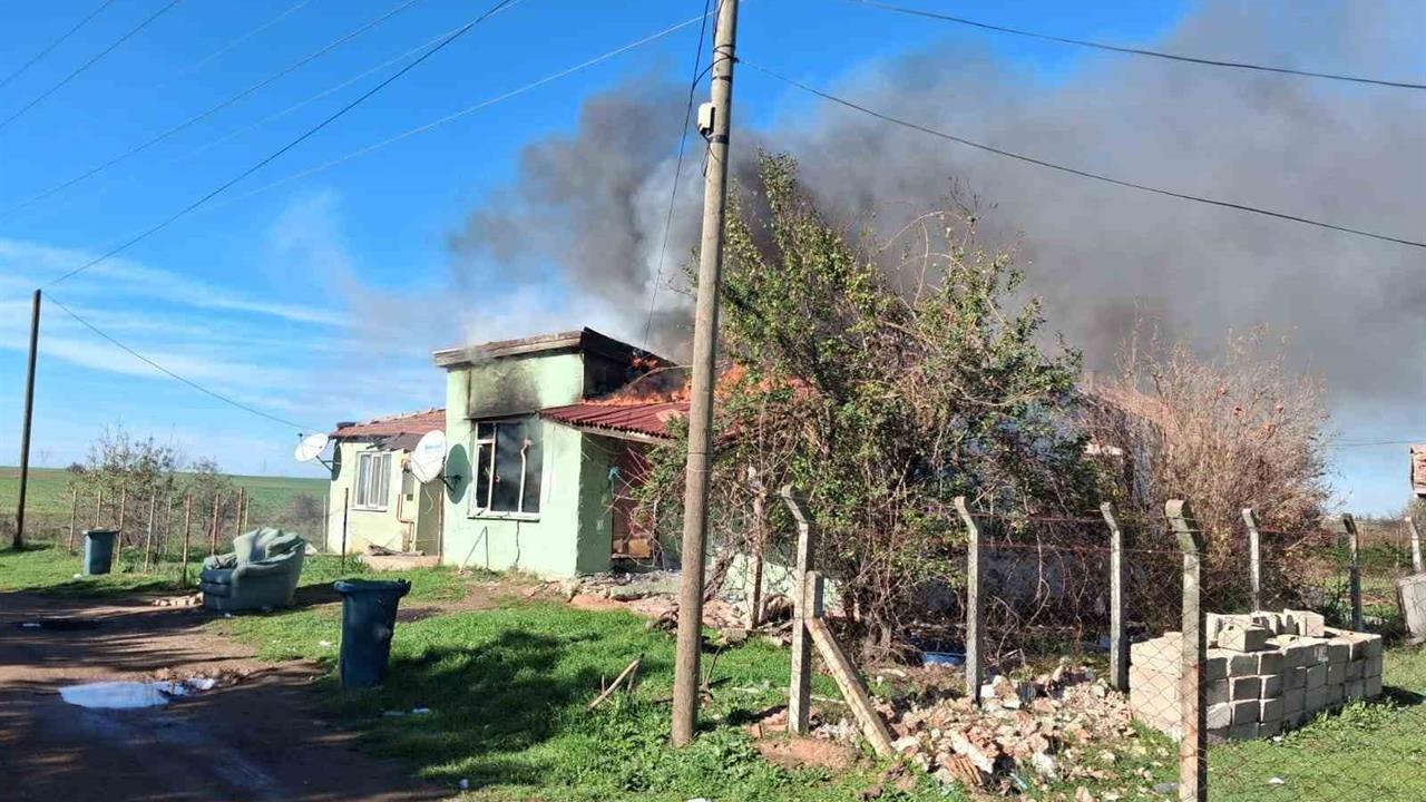 Kırklareli Babaeski'de Tek Katlı Bir Evde Yangın Meydana Geldi
