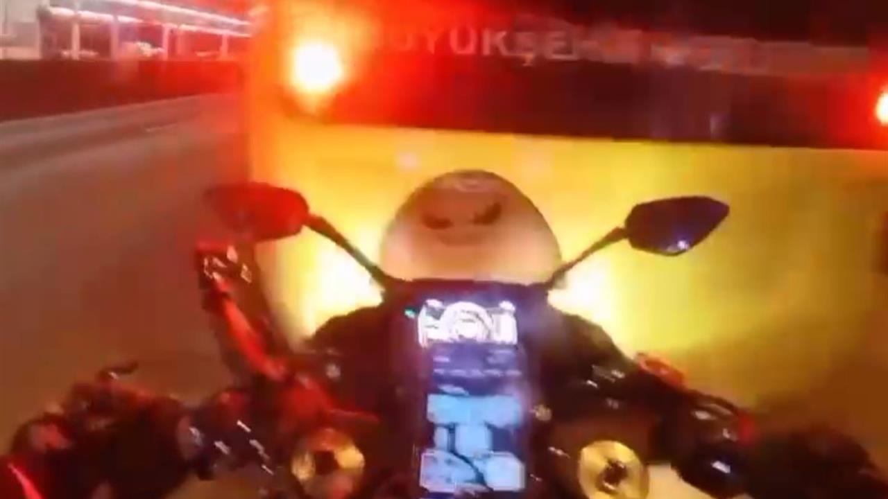 Bursa Yıldırım'da Motosikletli Sürücü, Otobüse Çarparak Yaralanmadan Kurtuldu