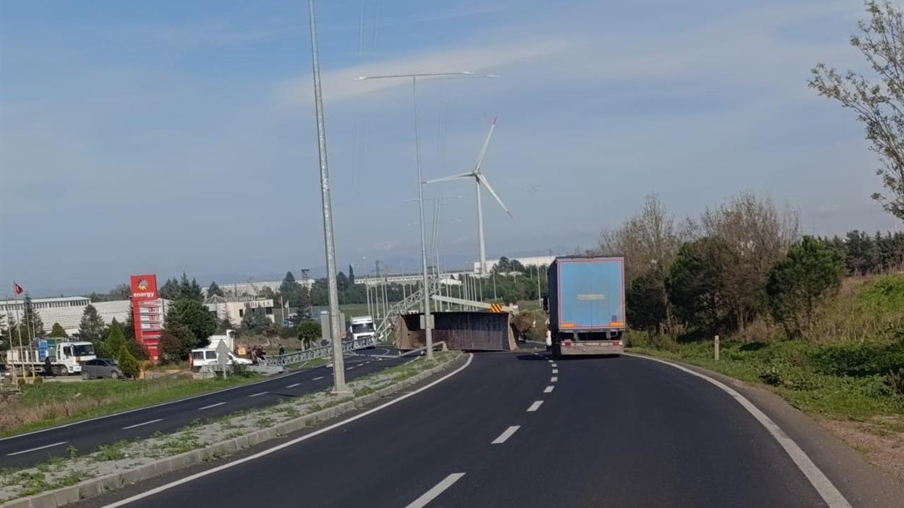 Tekirdağ Muratlı'da Kamyonun Açılan Damperi, Kamera ve Aydınlatma Direklerini Yıktı