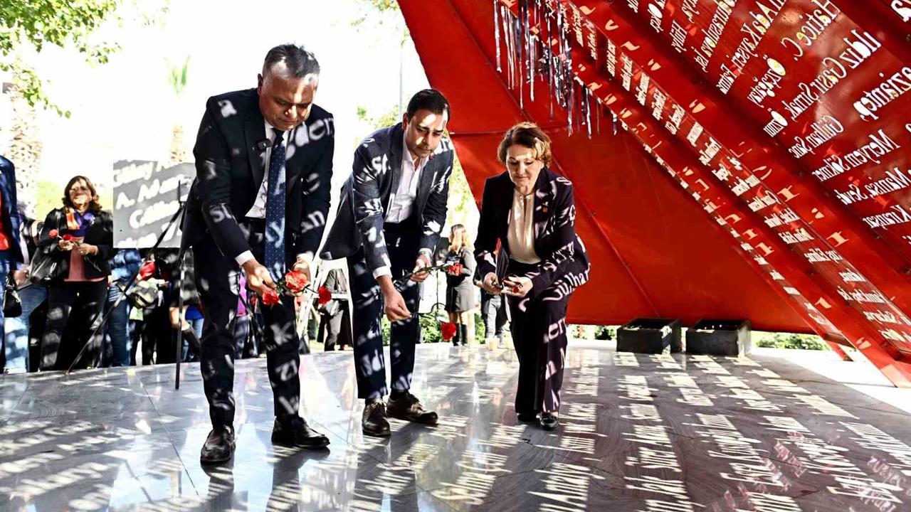 Muratpaşa'da Kadına Yönelik Şiddete Karşı Etkinlik Al Yazma Anıtı'nda Gerçekleşti