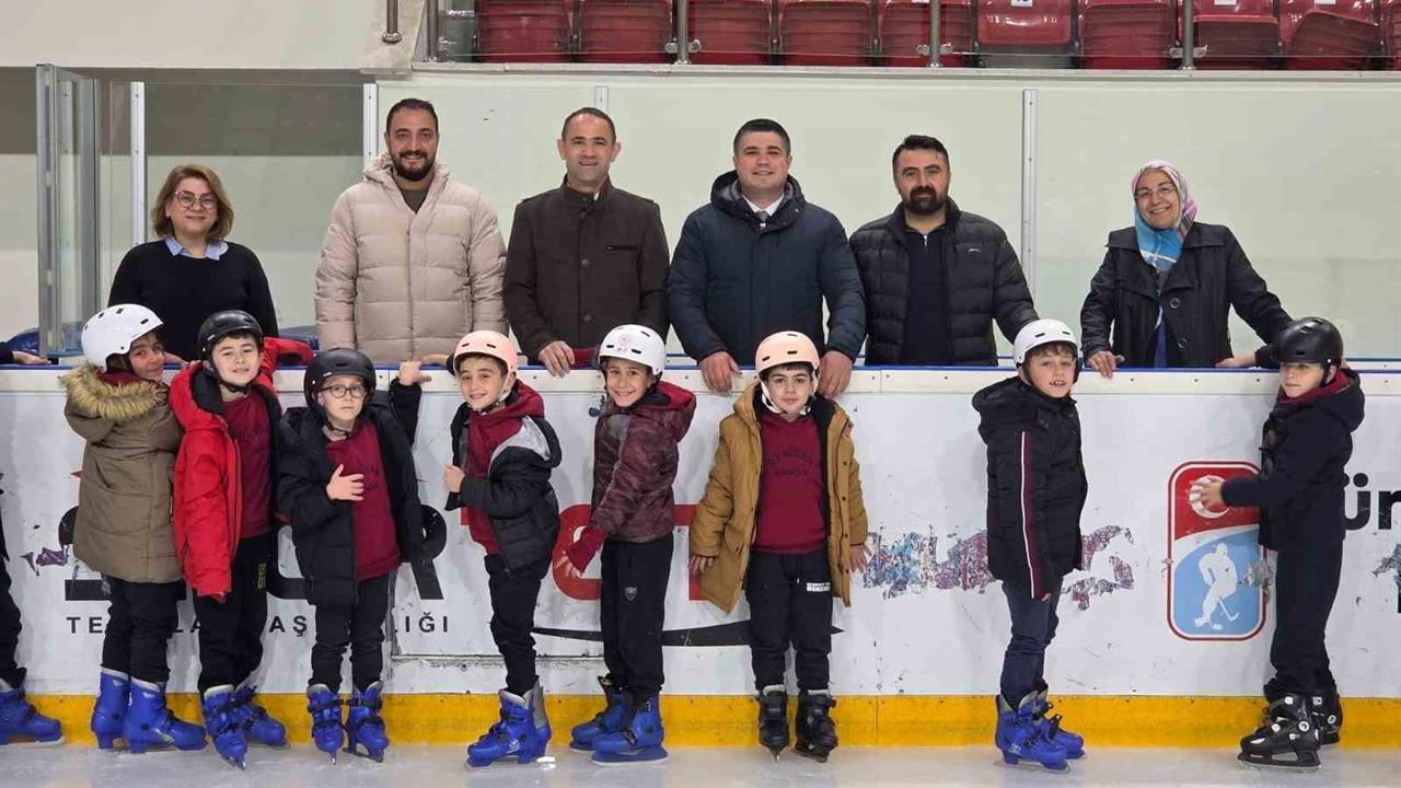 Erzurum Palandöken'de Buz Hokeyi Geliştirme Projesi Öğrencileri Karşılıyor