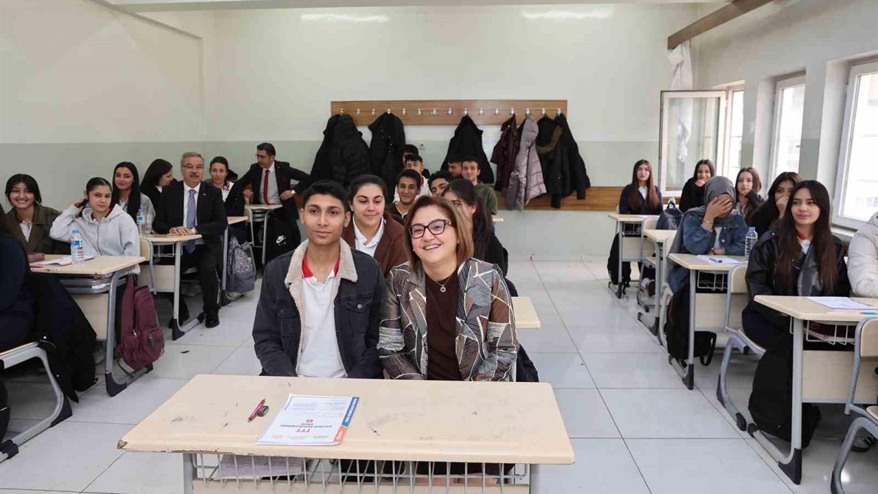 Gaziantep'te Lise ve Üniversiteye Hazırlanan Öğrenciler İçin Deneme Sınavı Düzenlendi