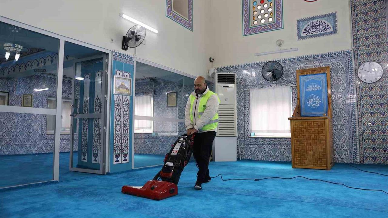 Yunusemre Manisa'da Camilerin Temizliği İçin Çalışmalar Devam Ediyor