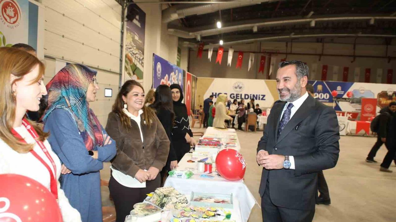 Elazığ'da AileFest'te Başkan Şahin Şerifoğulları Genç Çiftin Nikahını Kıldırdı