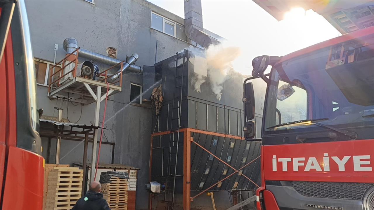 Bursa İnegöl'deki Mobilya Fabrikasında Çıkan Yangında 1 İşçi Yaralandı