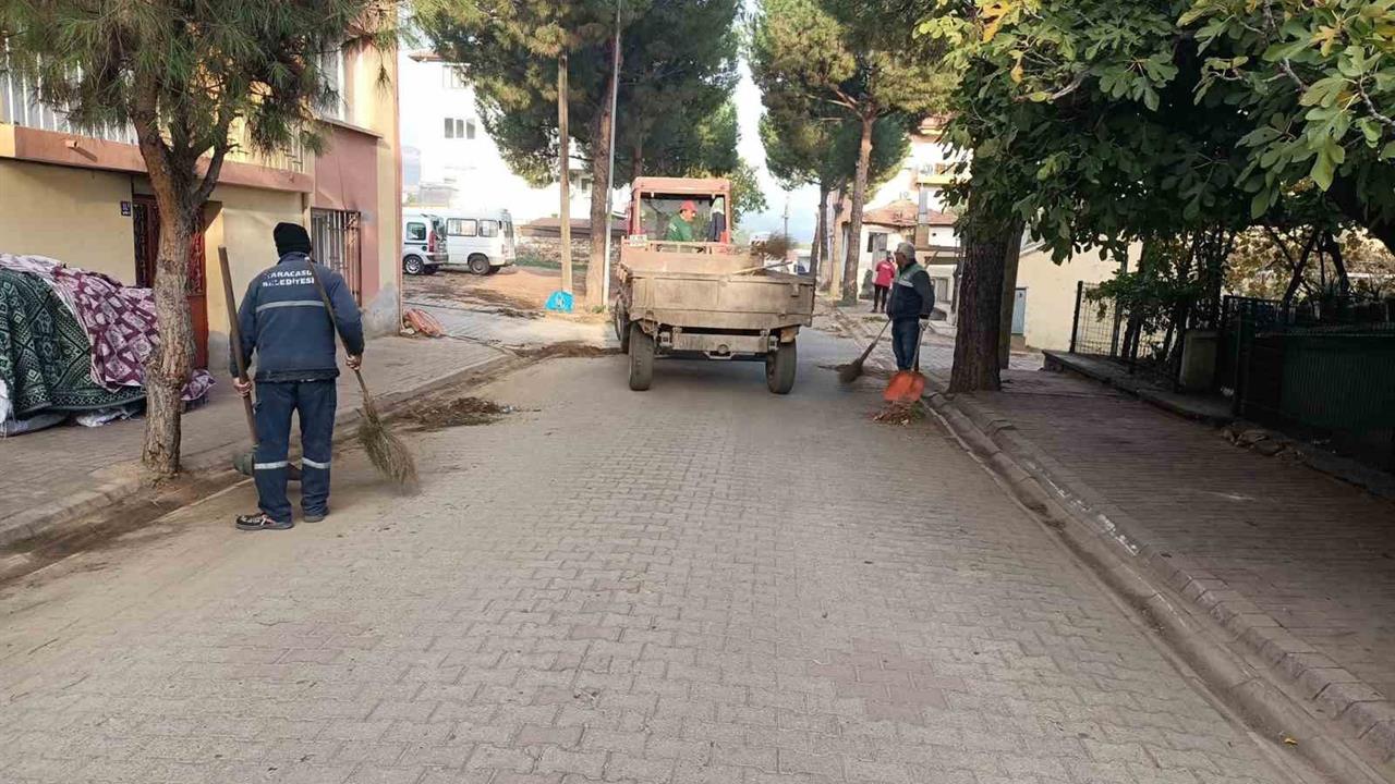 Karacasu'da Çevre Temizliği İçin Ekipler Gün Boyu Çalışıyor