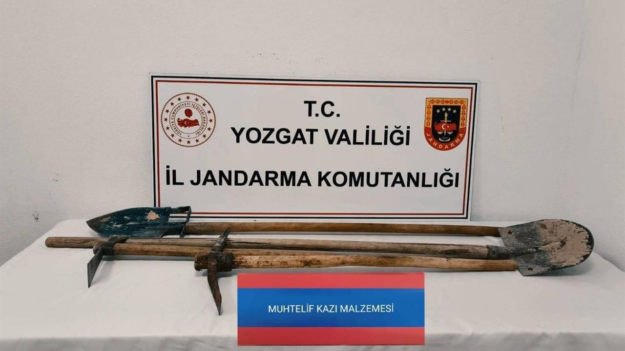 Yozgat Akdağmadeni ilçesinde gerçekleştirilen operasyonda 2 kişi kaçak kazı yaparken yakalandı.