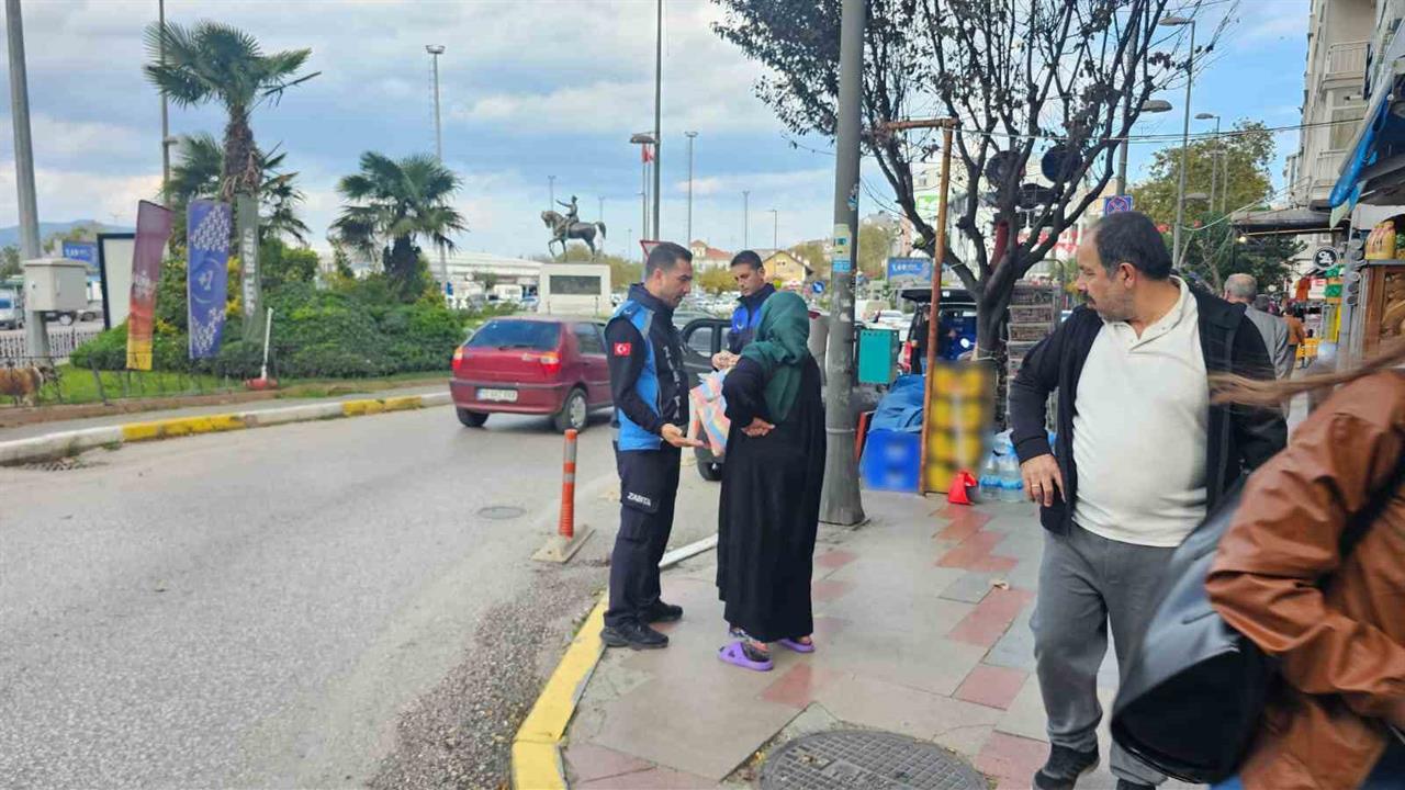 Bandırma'da Zabıta Ekipleri, Dilencilik Yapan Bir Kadını Suçüstü Yakaladı