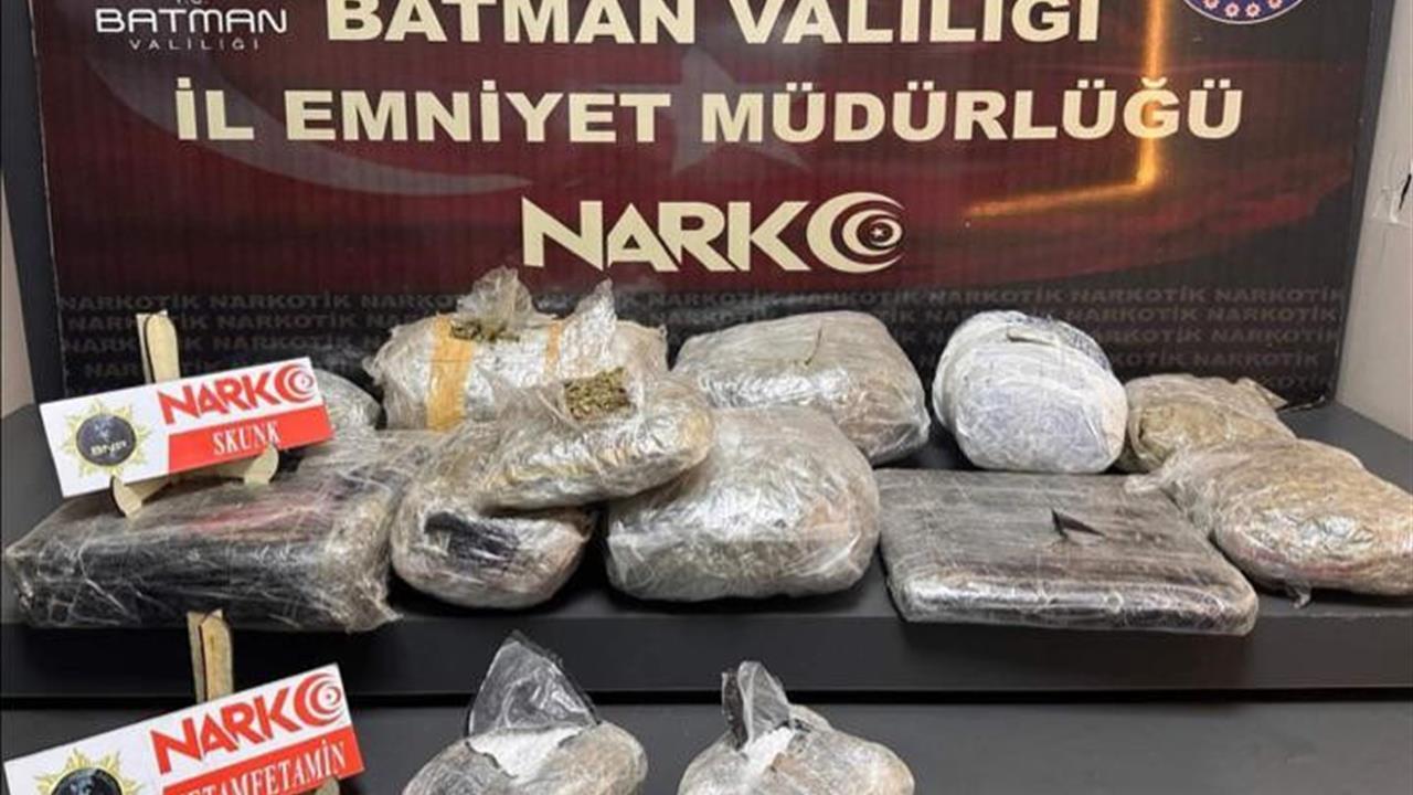 Batman'da Narkotik Ekipler, Uyuşturucu Madde İle Yakalanan Üç Şüpheliyi Gözaltına Aldı.