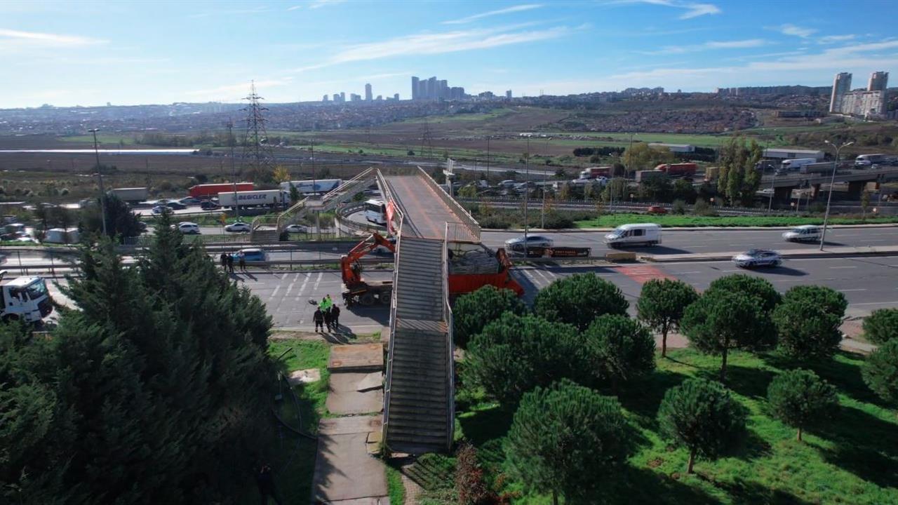 Avcılar'da İş Makinesi Taşıyan Tır, Üstgeçide Çarparak Yaralanmalara Sebep Oldu