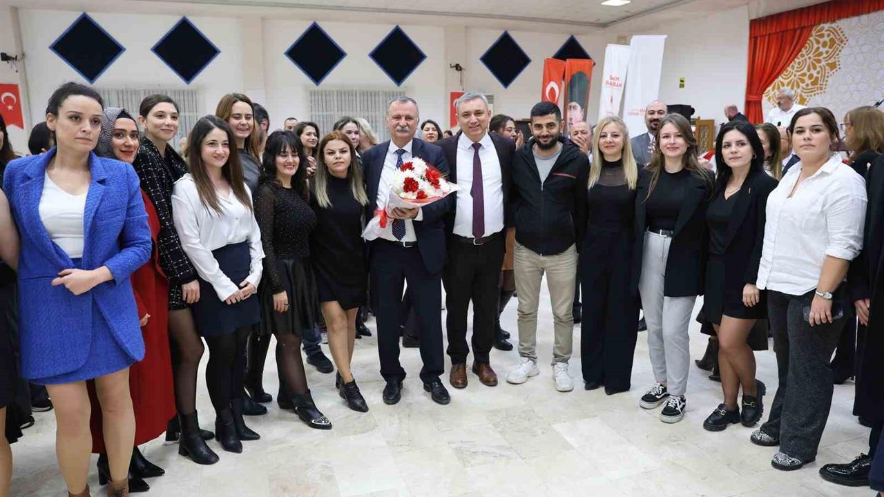 Yunusemre'de Öğretmenler Günü Programında Sıcak Bir Atmosfer Hakim Oldu