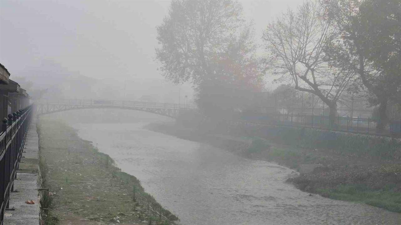 Düzce Merkezde Sabah Saatlerinde Etkili Olan Sis Görüş Mesafesini Düşürdü