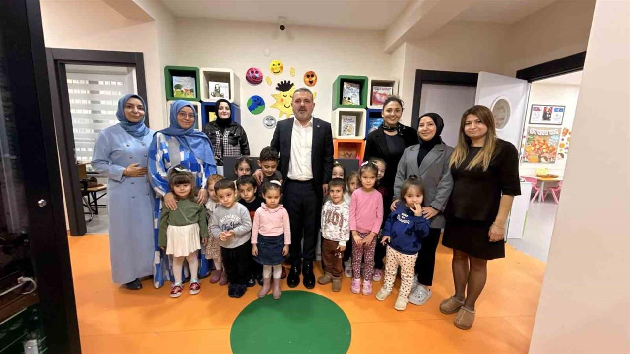 Sincan'da 24 Kasım Öğretmenler Günü dolayısıyla Belediye Başkanı Ercan öğretmenleri ziyaret etti.