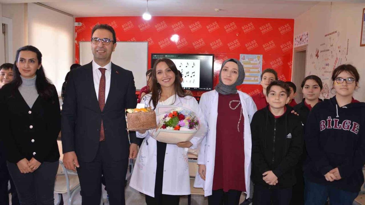 Erzurum'da Müzik Öğretmeni Hacer İçoğlu, İlk Cübbesini Giyerek Mesleğine Adım Attı