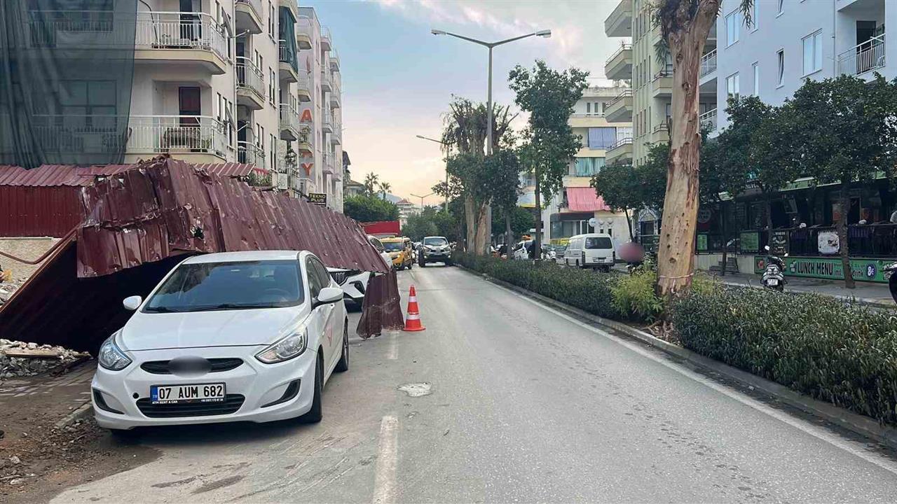 Alanya'da Fırtınanın Etkisiyle İnşaat Korkulukları Aracın Üzerine Düştü