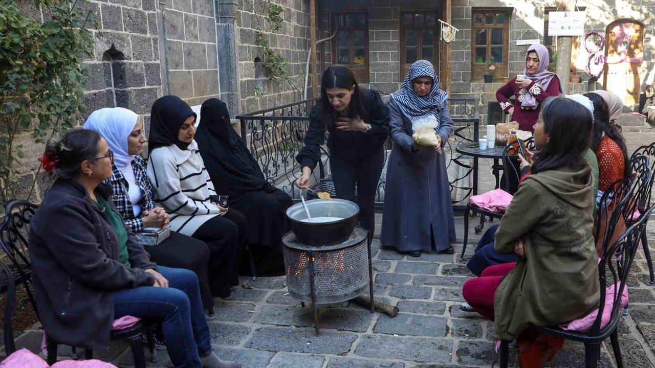 Diyarbakır'da Kadınlar İçin Düzenlenen Şifa Karışımları Atölyesi İlgi Görüyor
