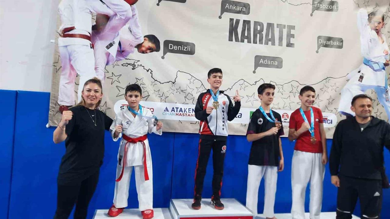 Aliağa'da Karate Takımı, Denizli'de 4 Madalya Kazandı
