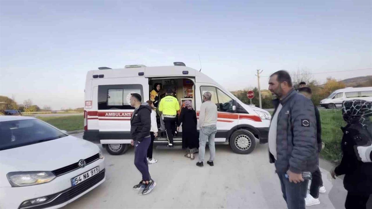 Sakarya Kaynarca'da Otomobil ile Motosikletin Çarpışması Sonucu 2 Kişi Yaralandı