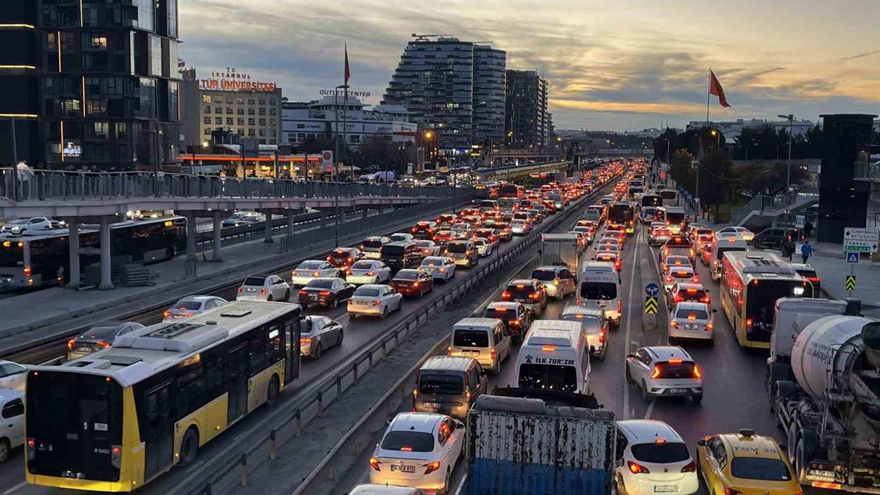 İstanbul'da Akşam Saatlerinde Trafik Yoğunluğu Yüzde 89 Oldu