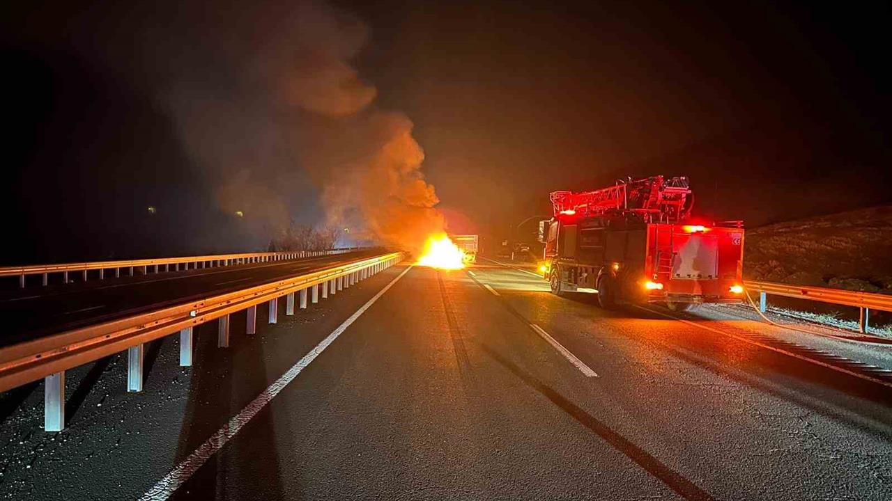 Elazığ-Bingöl Karayolu'nda Römorka Çarpan Otomobilde 2 Yaralı