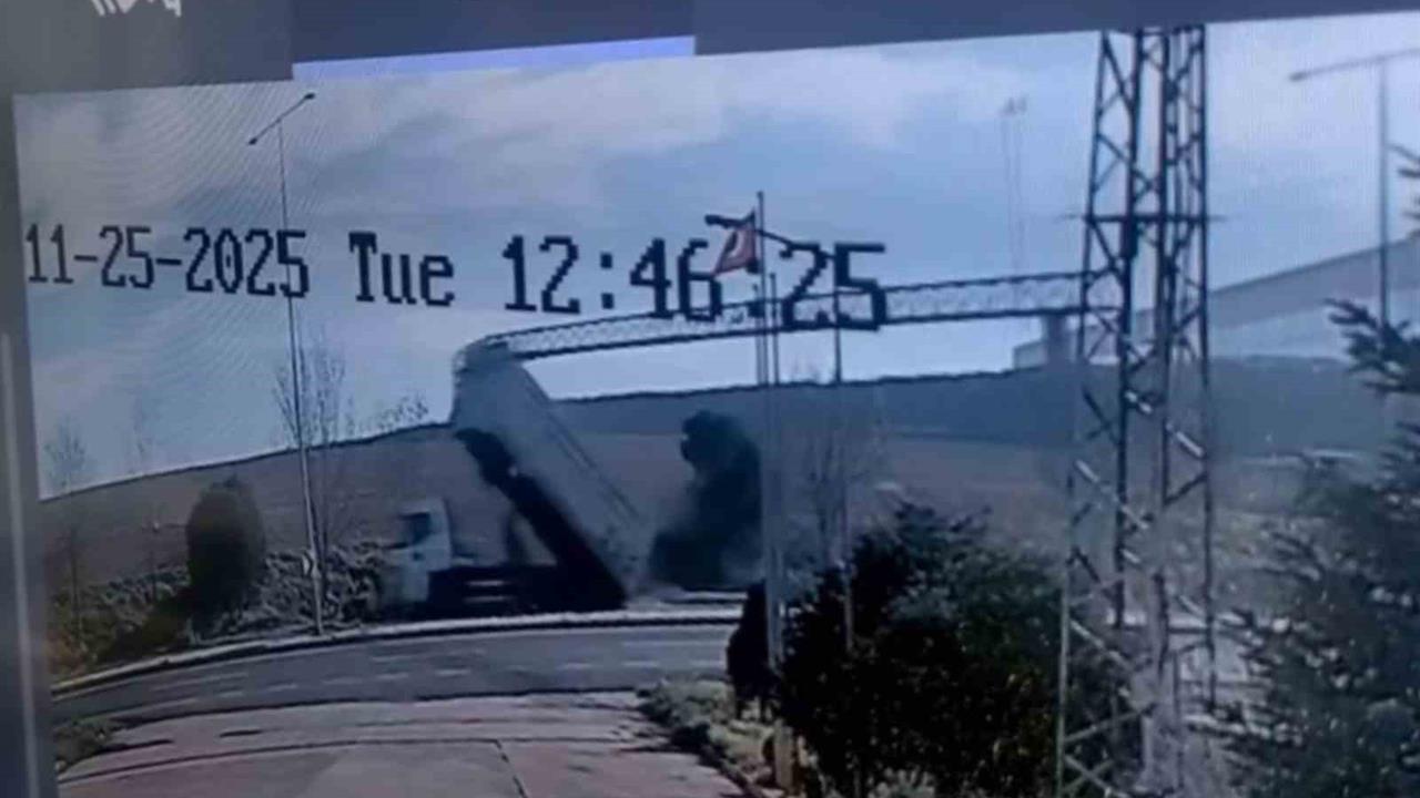 Tekirdağ Muratlı'da Kamyonun Açılan Damperi Direkleri Yıktı