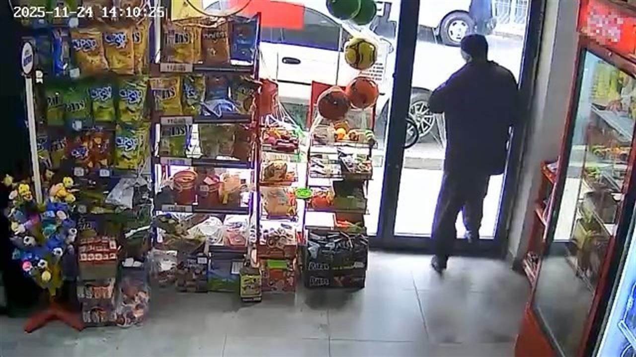 Elazığ Rızaiye Mahallesi'nde Marketten Çıkarken Cam Kapıya Çarpan Kişi Yaralandı