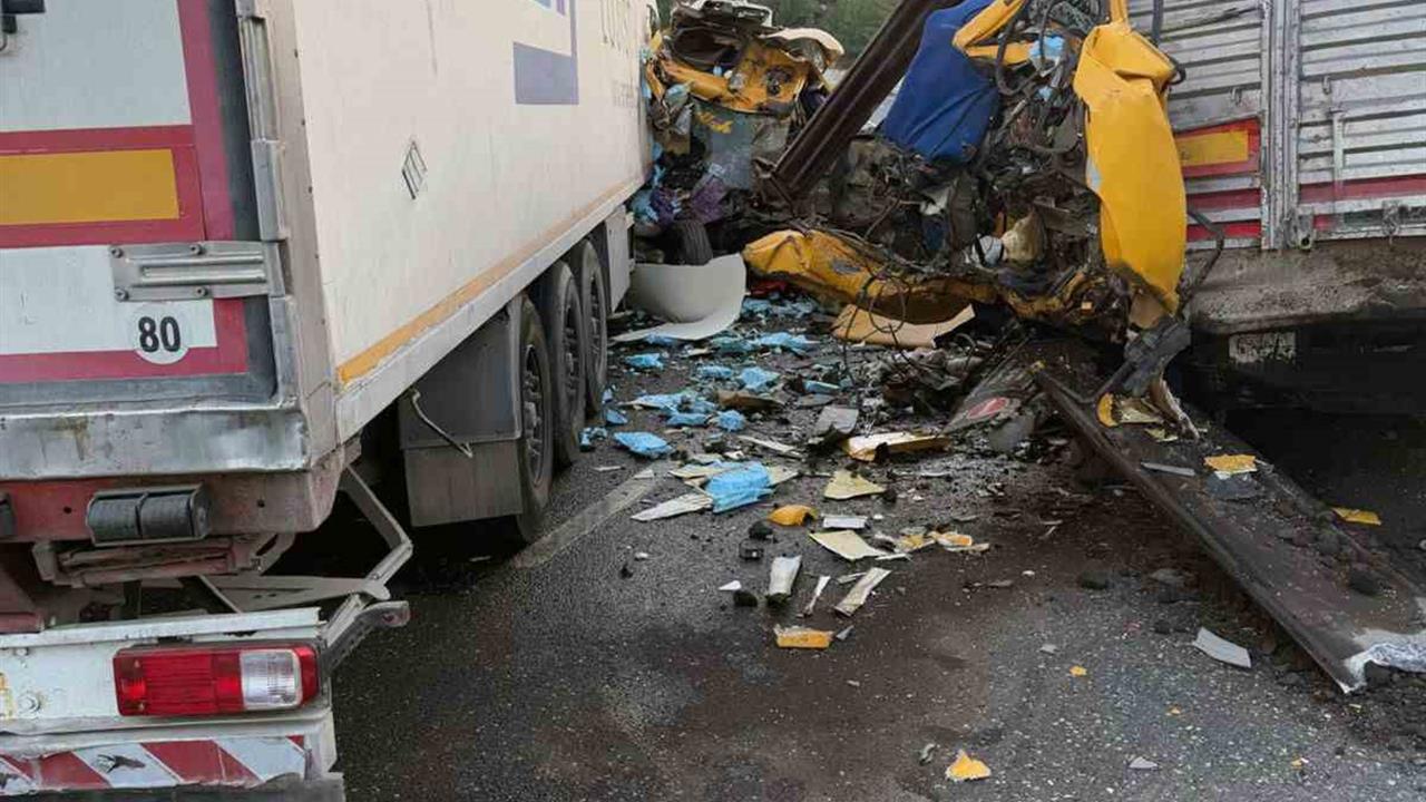 Çine Yatağan Karayolu'nda Meydana Gelen TIR Kazasında 2 Sürücü Yaralandı