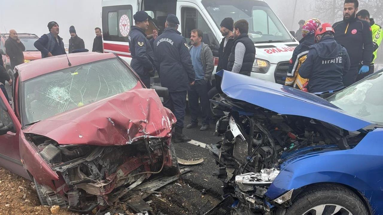 Malatya Akçadağ'da İki Otomobilin Çarpışması Sonucu 5 Kişi Yaralandı