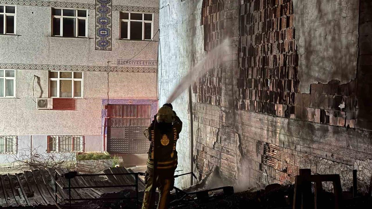 Küçükçekmece'de Geri Dönüşüm Tesisinde Yangın Çıktı, Can Kaybı Yok