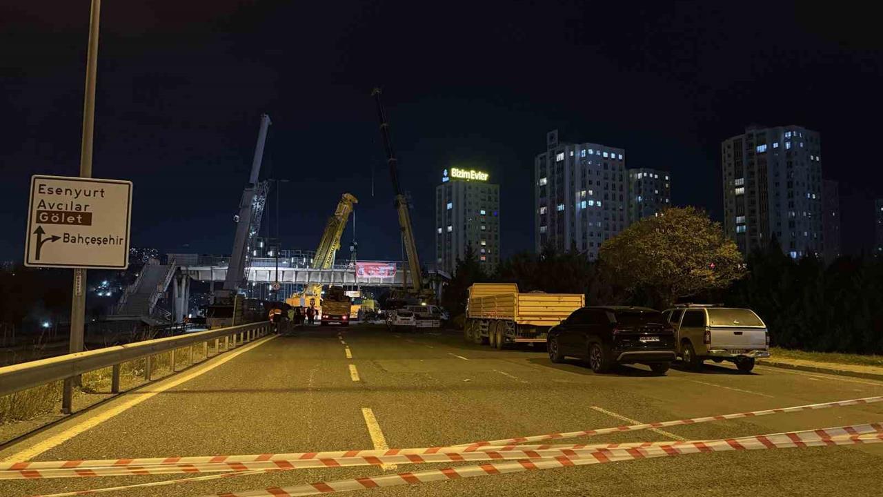 Avcılar'da Tırın Çarptığı Üst Geçit Kapatıldı, Trafik Çilesi Yaşandı