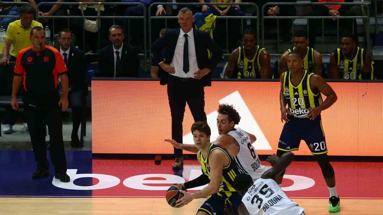 İstanbul'da Fenerbahçe Beko, Virtus Bologna'yı 66-64 yenerek galip geldi.