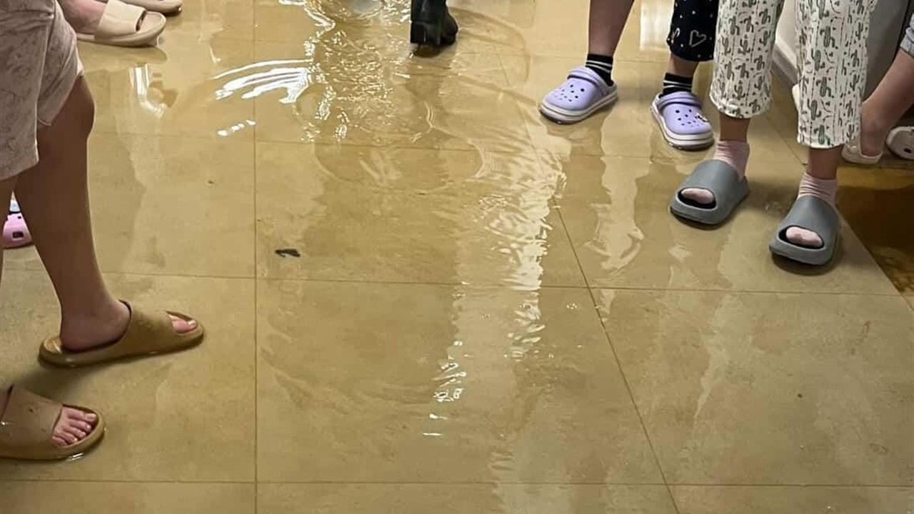 Bilecik'te Kız Yurdunda Patlayan Su Borusu Sonucu Bazı Odalar Su Altında Kaldı