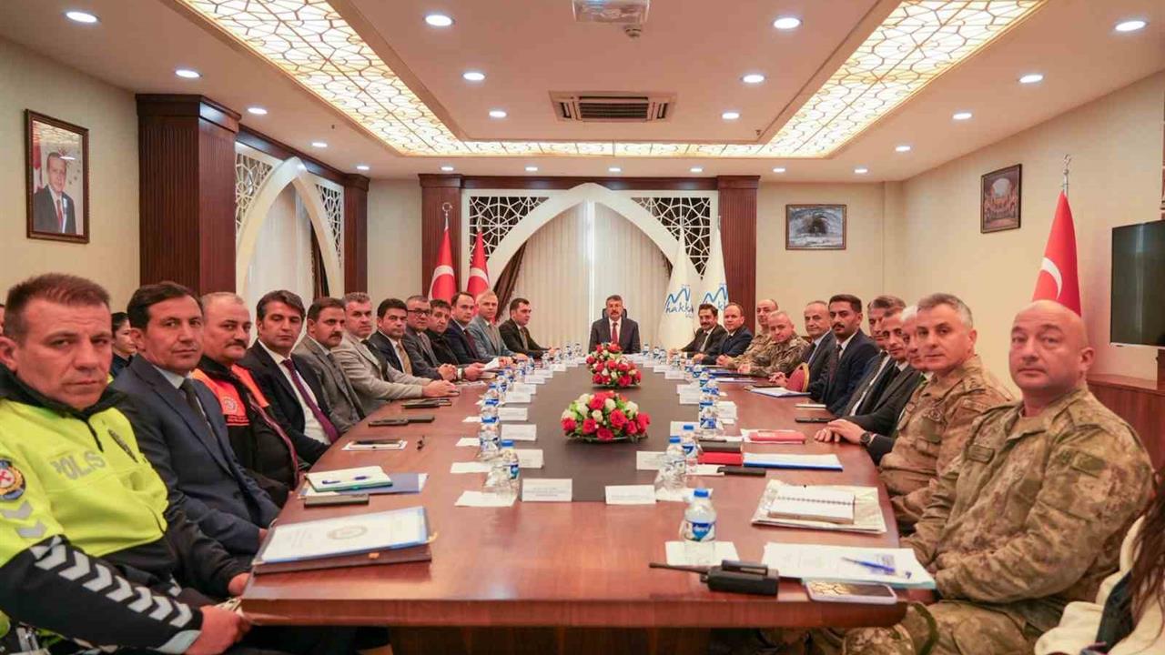 Hakkari Merkez'de Karla Mücadele İçin Değerlendirme Toplantısı Gerçekleştirildi