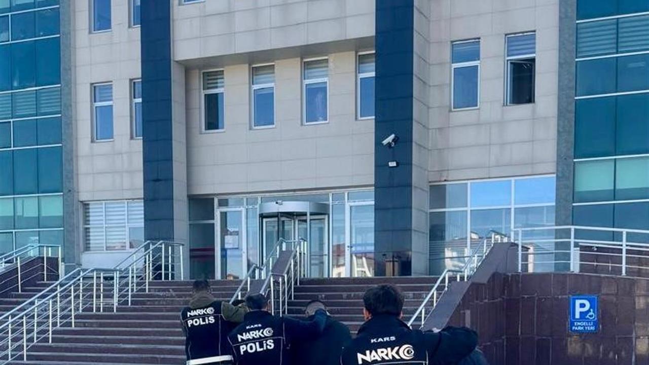 Kars Merkez'deki Bir Aparta Düzenlenen Operasyonda 3 Kişi Gözaltına Alındı