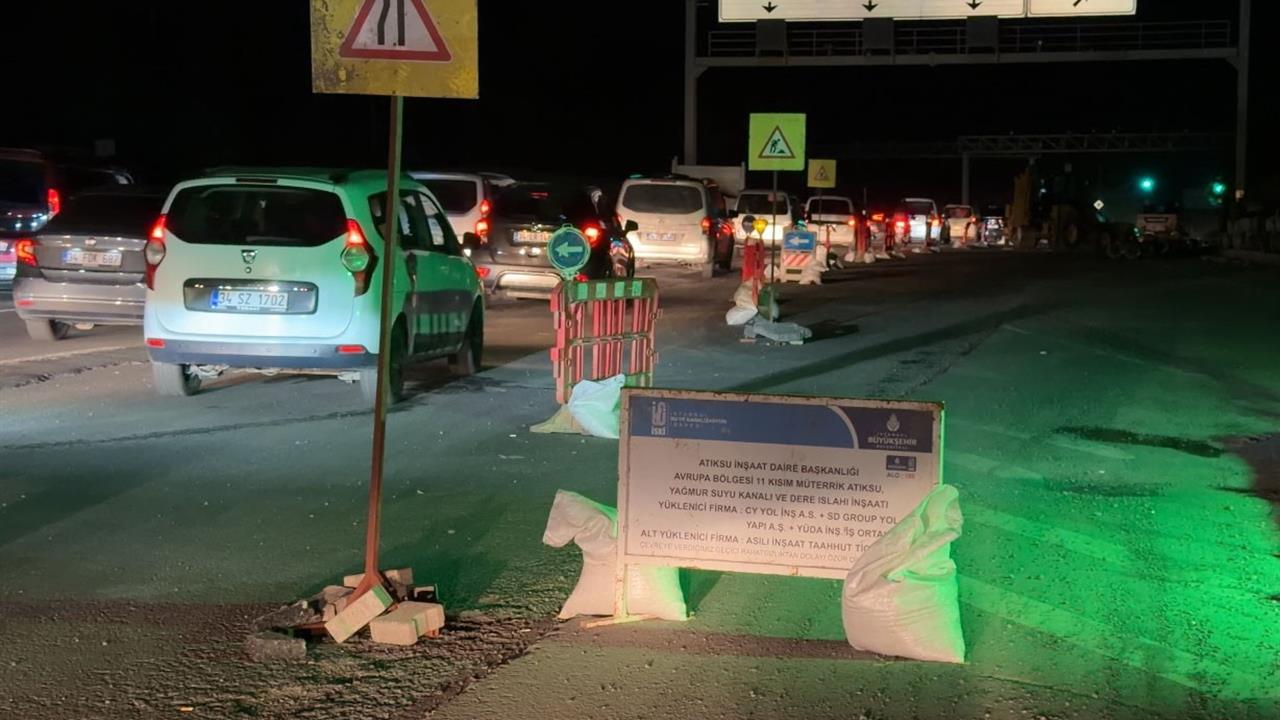 Arnavutköy'de İSKİ'nin Yürüttüğü Yol Çalışması Nedeniyle Trafik Sıkıştı