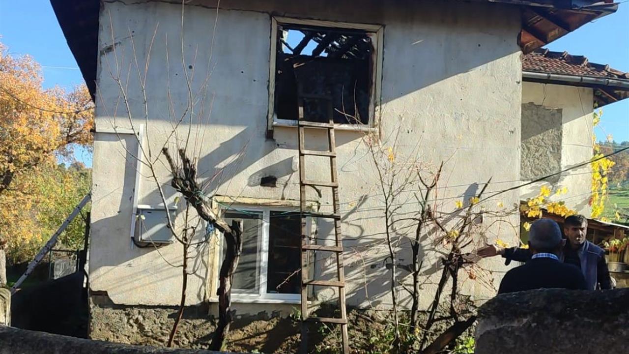 Kütahya Tavşanlı'da Yangın Nedeniyle 2 Katlı Ev Kullanılamaz Hale Geldi
