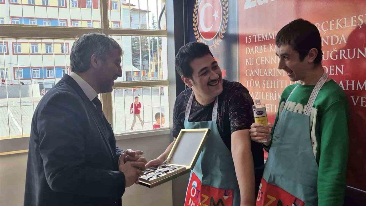 Kütahya'da Milli Eğitim Müdürü Mustafa Yılmaz, Özel Eğitim Uygulama Okulu'nu ziyaret ederek özel öğrencilerin önemine dikkat çekti.