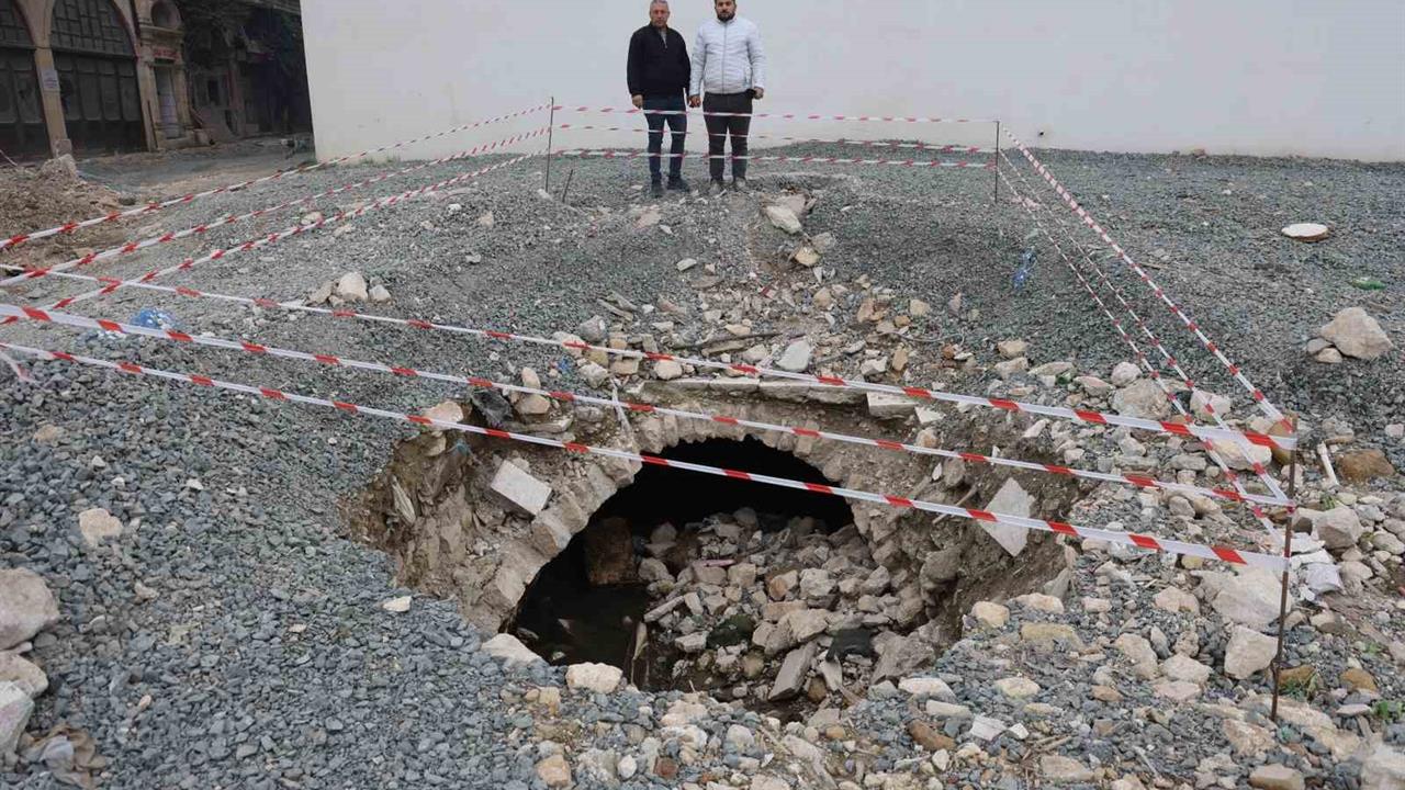 Hatay'da Deprem Sonrası Yıkılan Binanın Arazisinde Tarihi Su Kanalı Bulundu