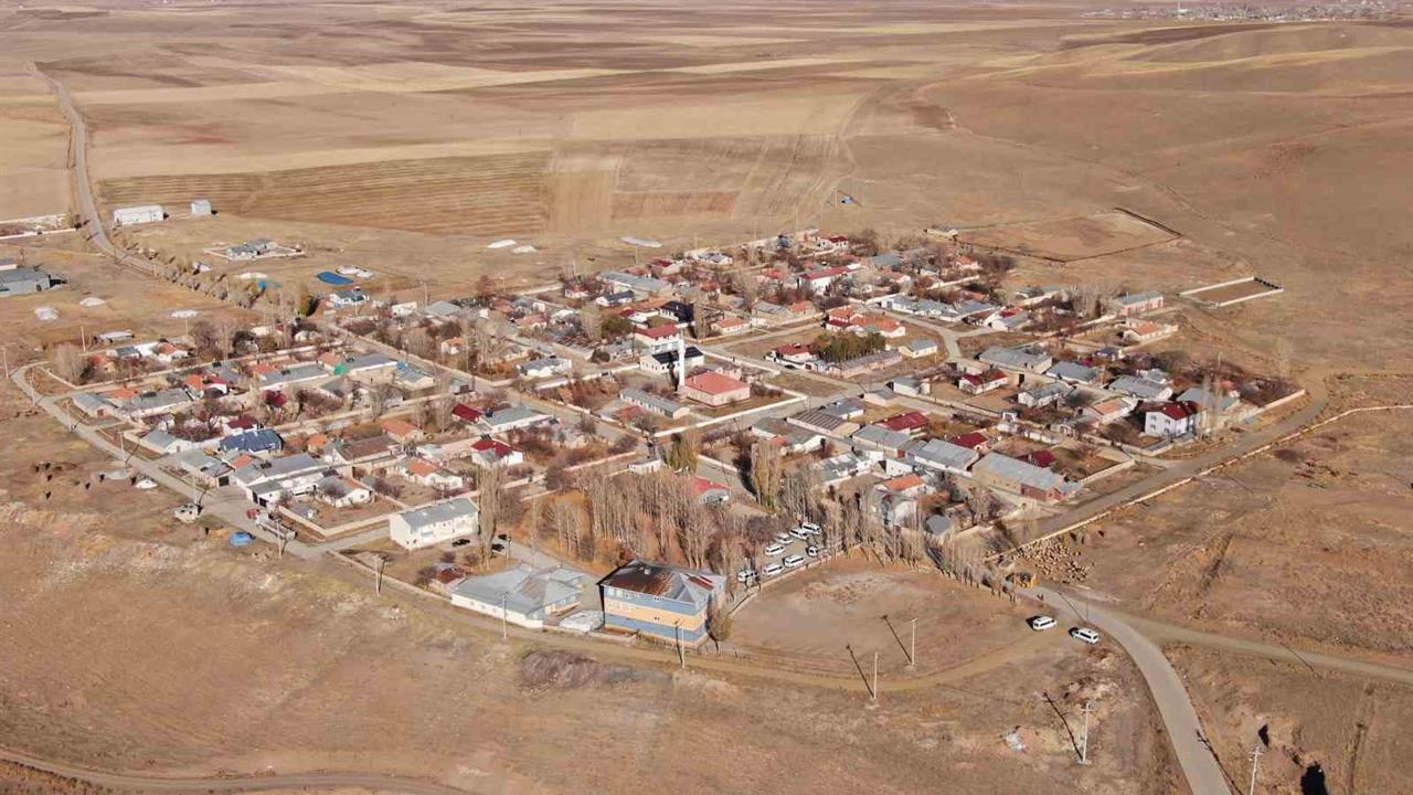 Van Özalp'ta Sonbaharda Simetrik Yapıların Göz Kamaştıran Manzarası