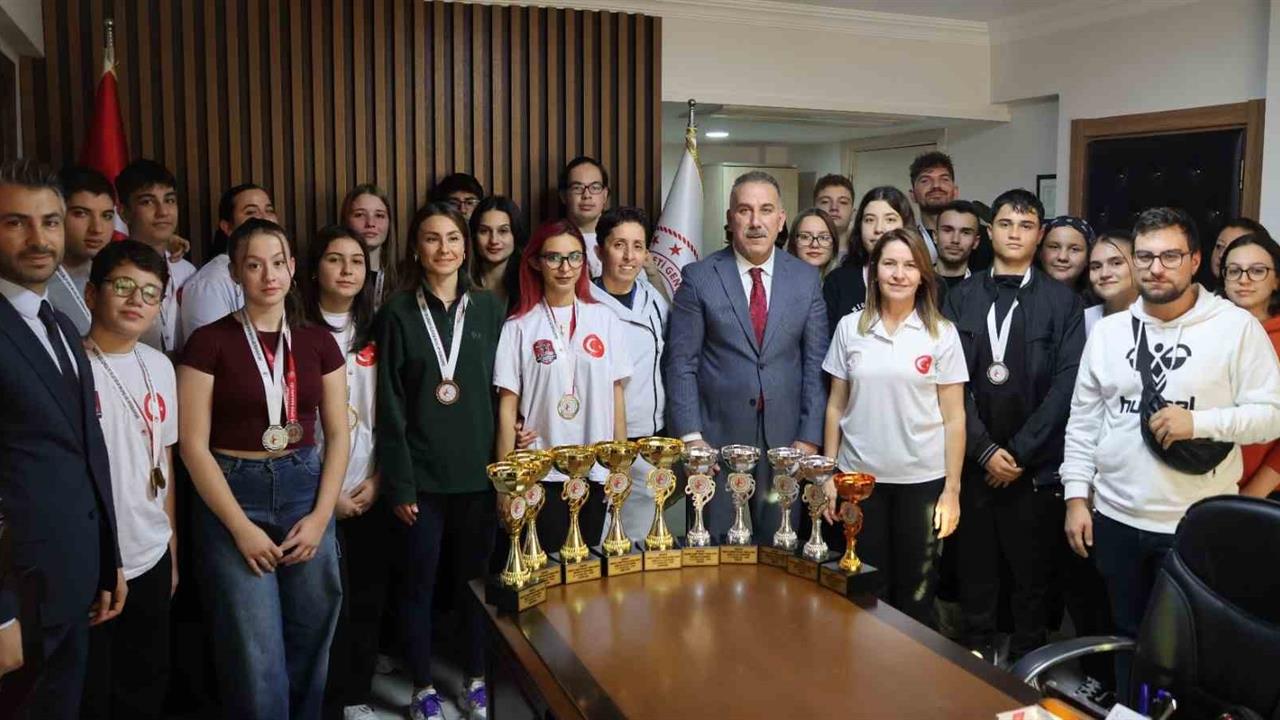 Aydın'da Düzenlenen Hemsball Türkiye Şampiyonasında Aydınlı Sporcular 10 Kupa ve 30 Madalya Kazandı