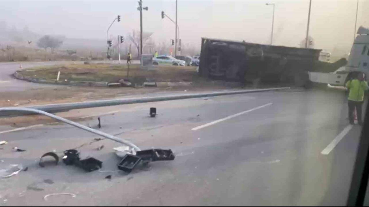 Eskişehir Tepebaşı'nda Kontrolünü Kaybeden Tır Kavşakta Yan Yattı