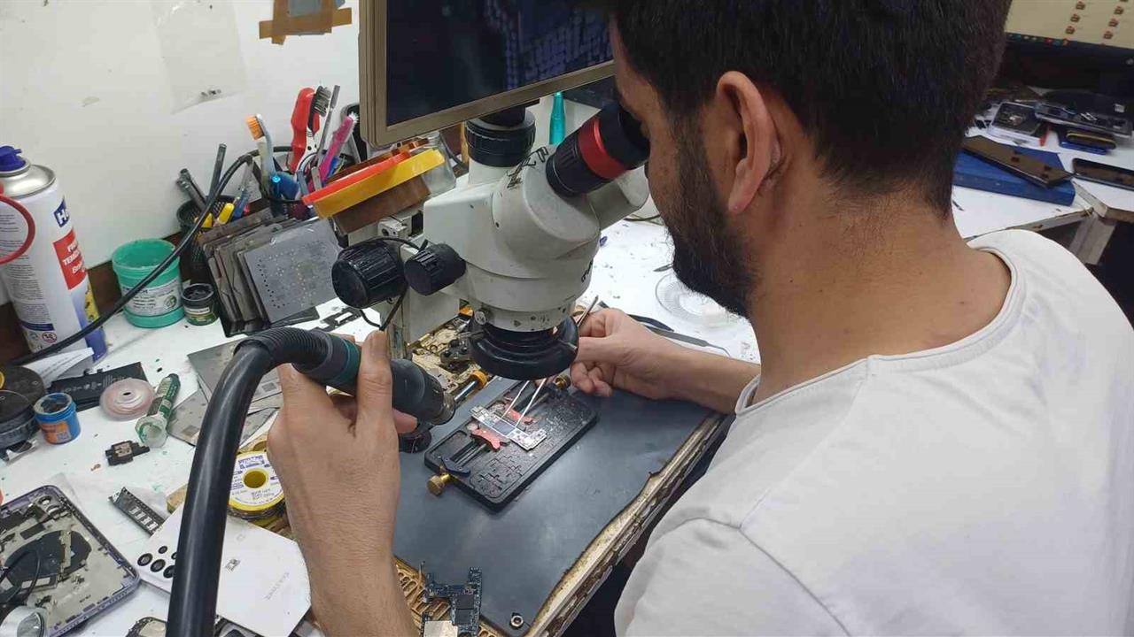 Kayseri'de Telefonculuk Yapan Murat Güzer, Yenilenmiş Telefonların Riskleri Hakkında Bilgi Verdi