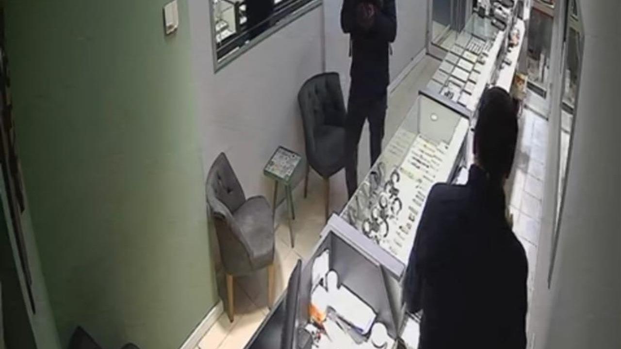 Ordu Fatsa'da Kuyumcuda Yaşanan Soygun Anı Güvenlik Kamerasına Yansıdı