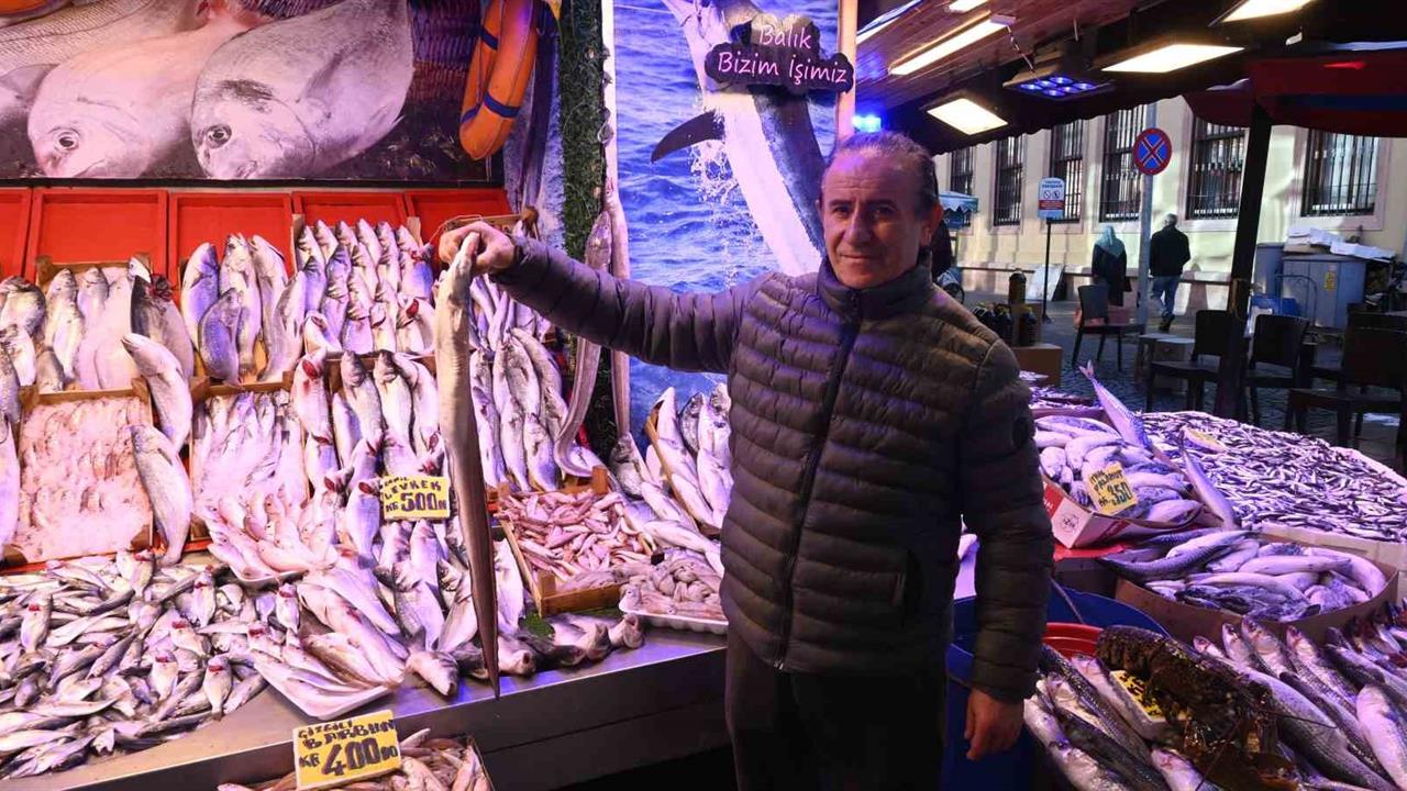 Eskişehir'de İskenderun'dan getirilen yılan balığı, restoranlar ve özel müşteriler tarafından ilgiyle karşılanıyor.