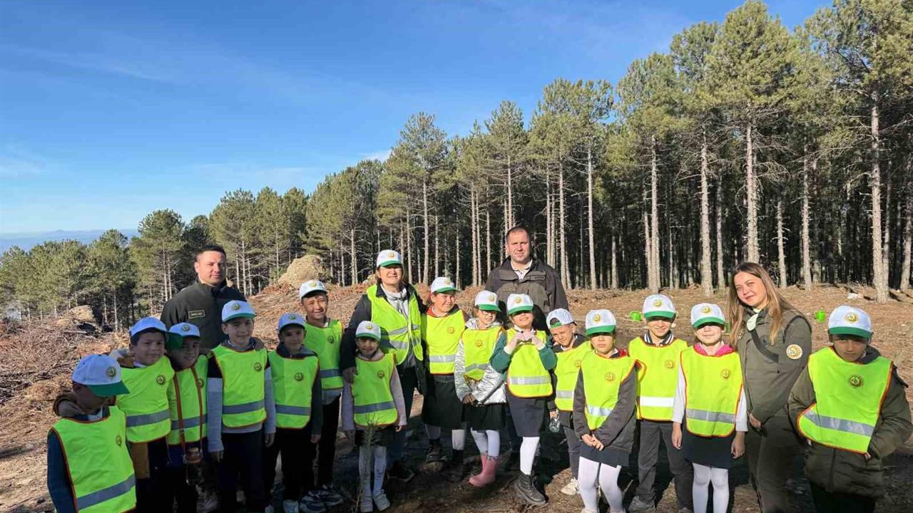 Aydın Çine'de İlkokul Öğrencilerine Orman Faaliyetleri ve Fidan Dikimi Eğitimi Verildi