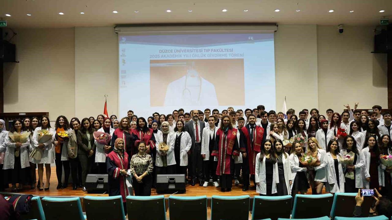 Düzce Üniversitesi Tıp Fakültesi'nde Beyaz Önlük Giyme Töreni Düzenlendi