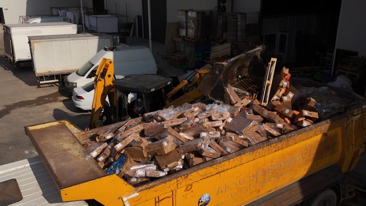 Antalya'da İki İşletmede 25 Ton Tarihi Geçmiş Tavuk Ele Geçirildi